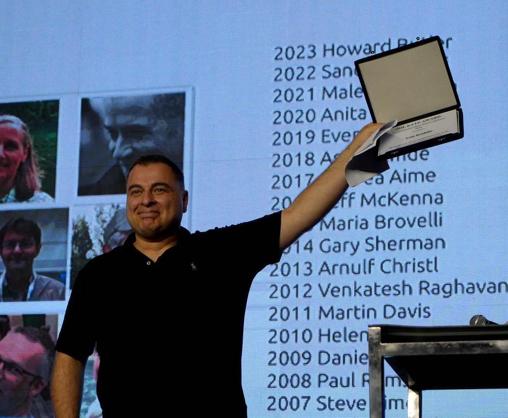 Tom Kralidis receiving the Sol Katz Award in 2024